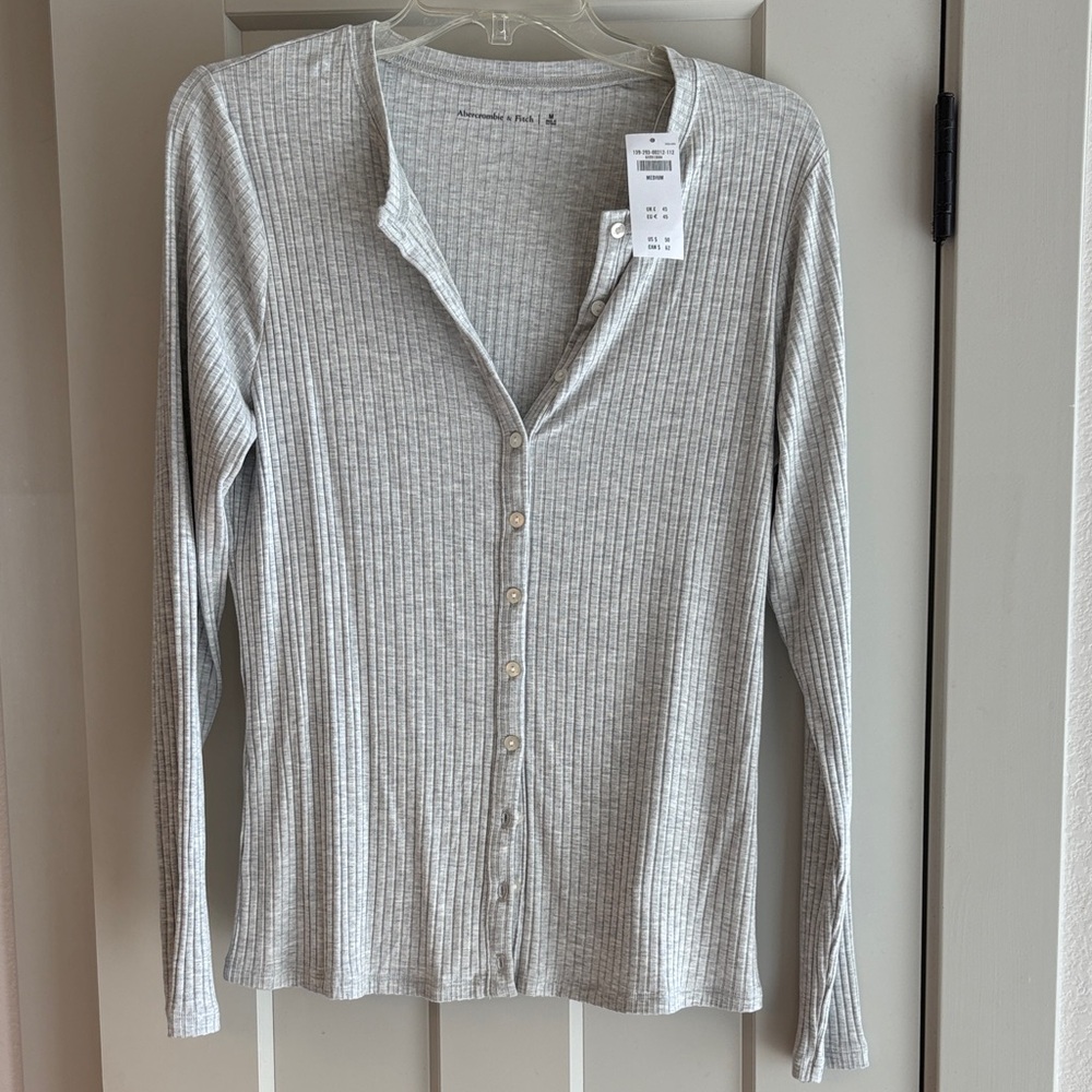 ****NO TAGS  Abercrombie & Fitch Light Gray Ribbed Button-Down Top